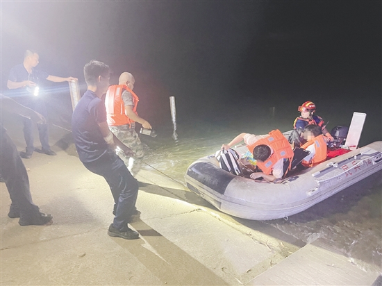 救援人員用橡皮艇將被困群眾救出。