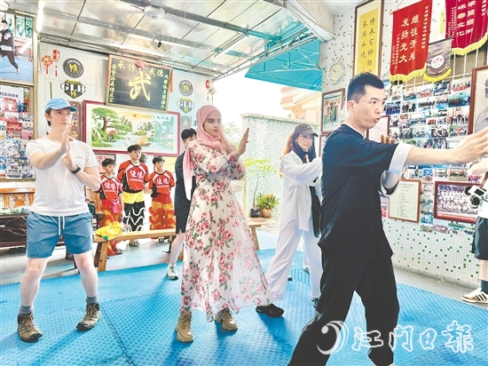 外國(guó)青年博主認(rèn)真學(xué)習(xí)各種招式，體驗(yàn)詠春拳的魅力。梁詩雅