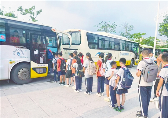 校園定制公交既有效緩解了學(xué)校周邊交通擁堵問題，又切實(shí)解決了家長“接送難”的困擾，同時(shí)為學(xué)生提供了更加安全可靠的出行保障。