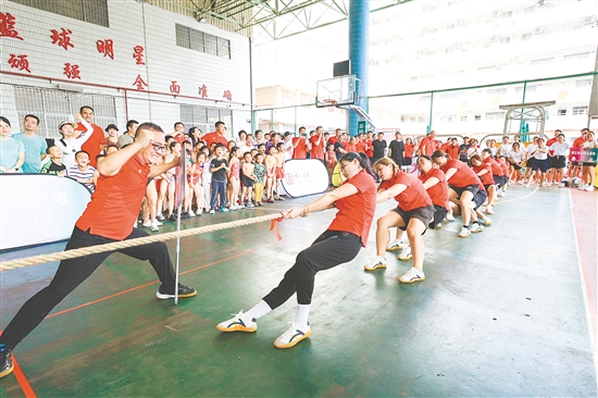 比賽現(xiàn)場(chǎng)競(jìng)爭(zhēng)激烈，選手們都鉚足了勁。