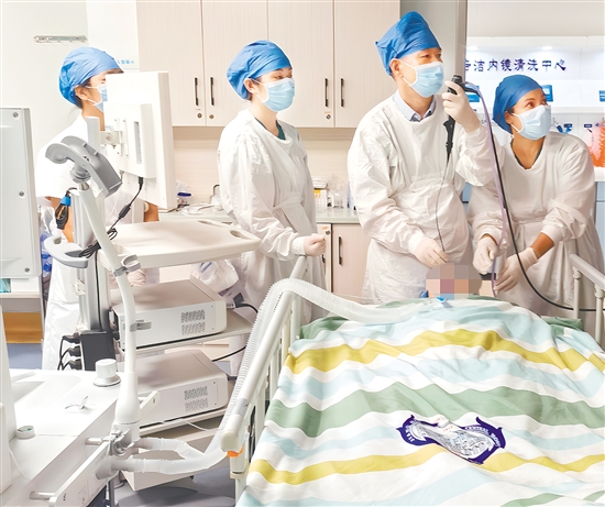 醫(yī)生為患者施行手術(shù)。