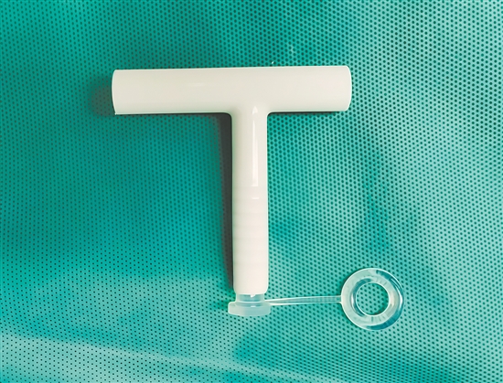 本次手術(shù)用的T形管，材質(zhì)柔軟。