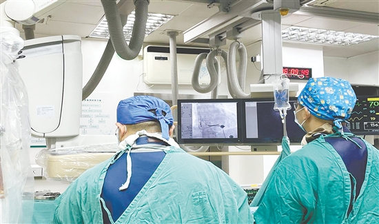 醫(yī)生為患者施行手術(shù)。