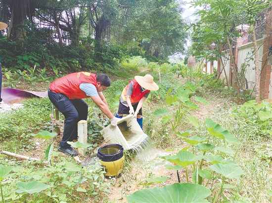 工作人員清空容器中的積水。
