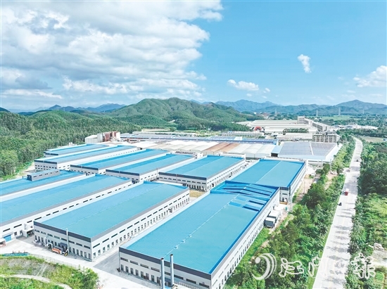 走進(jìn)金雞鎮(zhèn)工業(yè)園北部片區(qū)，曾經(jīng)荒置的土地被鋼結(jié)構(gòu)廠房取代，不少生產(chǎn)車間內(nèi)機(jī)器轟鳴，呈現(xiàn)一派繁忙景象。