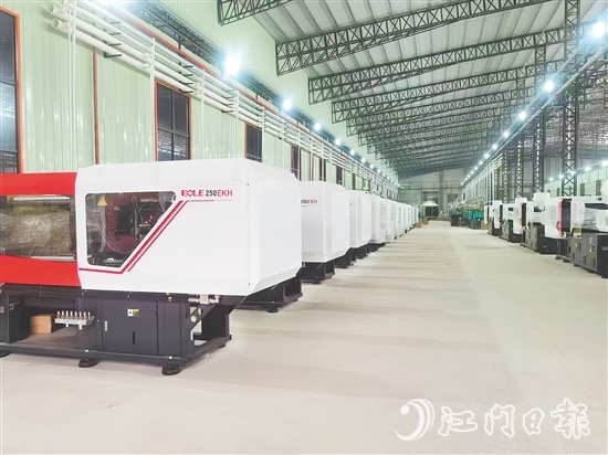 金雞鎮(zhèn)工業(yè)園北部片區(qū)引進(jìn)5個(gè)重點(diǎn)產(chǎn)業(yè)項(xiàng)目，總投資約20億元，涵蓋智能家居制造、磨料磨具制造等領(lǐng)域，初步形成產(chǎn)業(yè)集聚效應(yīng)。圖為項(xiàng)目之一開平市圣祥智能家居有限公司的生產(chǎn)車間。