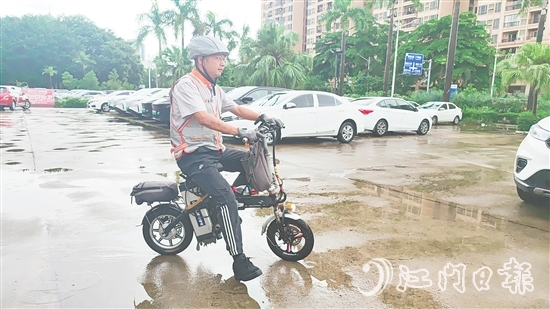 從跑長(zhǎng)途運(yùn)輸?shù)阶龃{司機(jī)，許凱最珍惜的是“能顧家”。