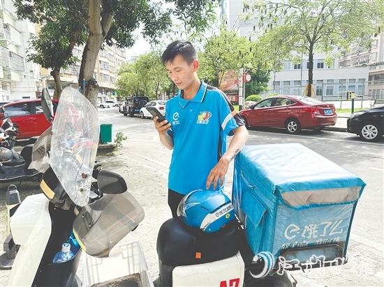 7年的騎手生涯，讓黃錦文成了開平街頭的“活地圖”。