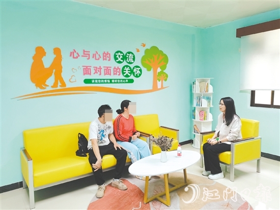 專家正在與親子家庭面對(duì)面溝通，了解親子關(guān)系實(shí)際情況。