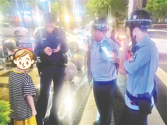 民警幫助走失小孩找尋家人。