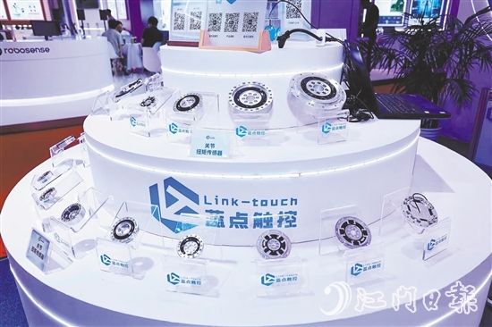 藍(lán)點(diǎn)觸控的六維力傳感器。企業(yè)供圖