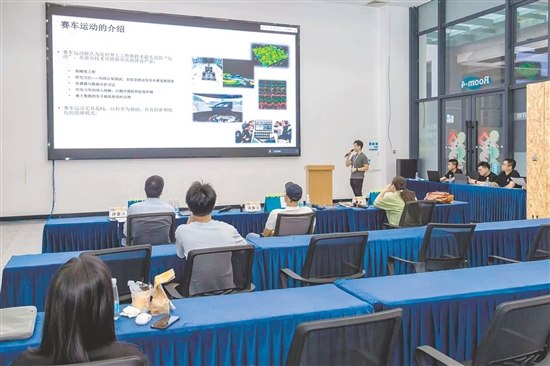 參賽企業(yè)項(xiàng)目在進(jìn)行7分鐘路演展示。