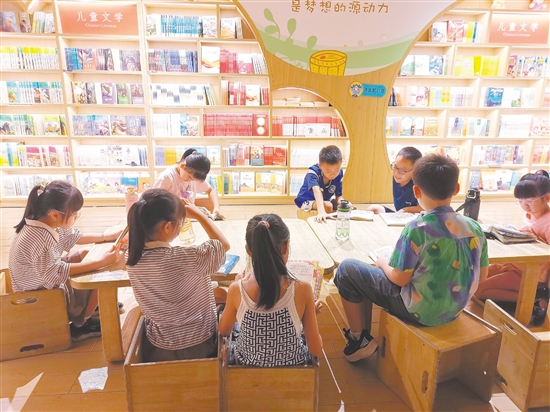 在渡·書店（奧園廣場(chǎng)店），孩子們暢游書海，共同奔赴南國(guó)書香節(jié)的“盛夏書約”。