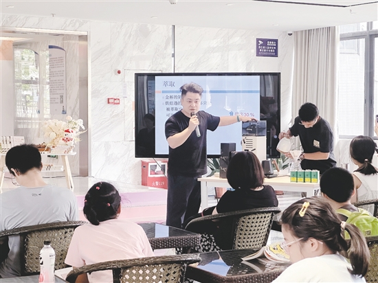 分享會(huì)以書會(huì)友、以咖傳情，為現(xiàn)場(chǎng)親子家庭演繹了一場(chǎng)沉浸式的“書咖”對(duì)話。