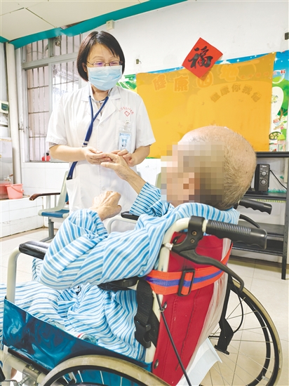 邵麗川是銀發(fā)患者的“家屬”。