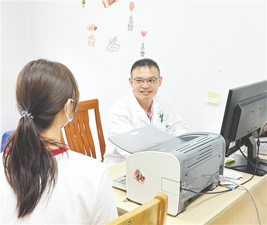 范魯為來訪者疏導(dǎo)情緒。