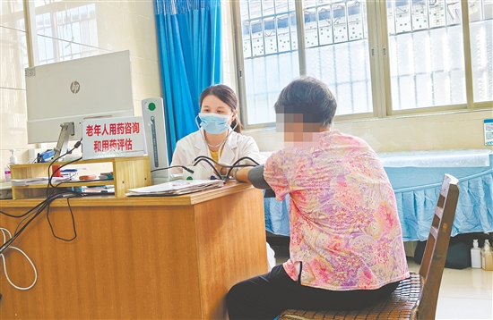 蘇鈺云細致地為患者調(diào)整用藥，并答疑解惑。