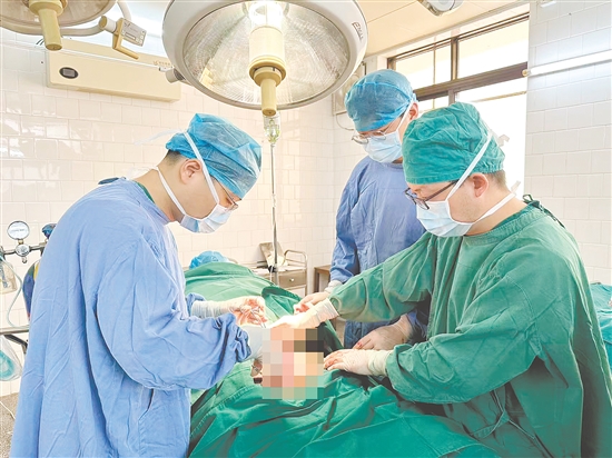 李蘭亞（左一）為患者實施手術(shù)。