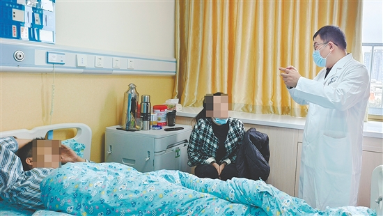 張欽華為患者和家屬講解病情。