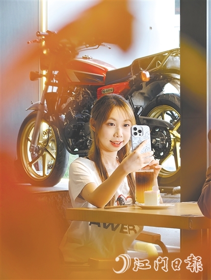 不少機(jī)車愛好者在“MORKE摩可咖啡”與經(jīng)典機(jī)車合影。