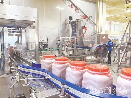 粵師傅公司將現(xiàn)代科技融入傳統(tǒng)工藝，不僅能保持產(chǎn)品的獨特風味，更能實現(xiàn)生產(chǎn)的標準化、規(guī)?；?。