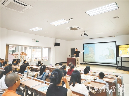 楊大煒借助生動視頻與趣味圖案為大家解析中國古建筑的特點。