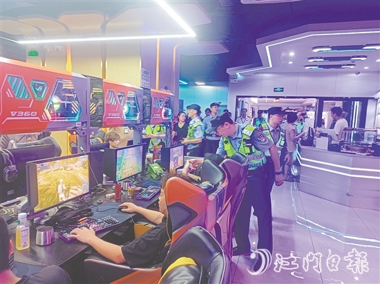 行動(dòng)中，警方對(duì)重點(diǎn)場(chǎng)所開展檢查。