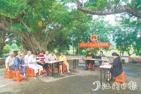 “紅棉解紛驛站”來(lái)到基層一線，土地承包糾紛在池塘旁的榕樹(shù)下得到圓滿解決。