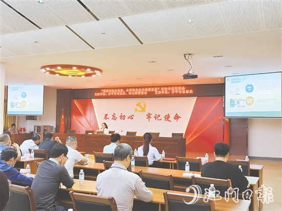 開(kāi)平市公證處工作人員到翠山湖產(chǎn)業(yè)園開(kāi)展普法宣傳。