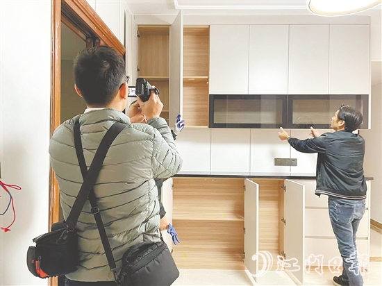 公證處工作人員為某個(gè)體戶(hù)提供證據(jù)保全公證服務(wù)。