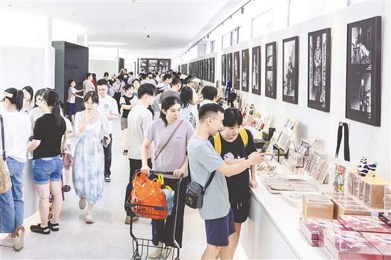 位于開平市塘口鎮(zhèn)的先鋒天下糧倉(cāng)書店游人如織。