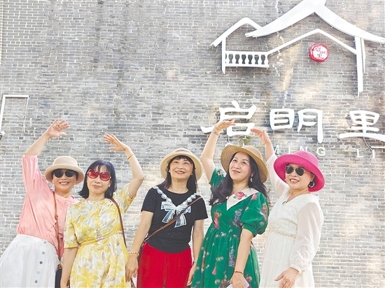 不少游客趁著假期前來(lái)蓬江區(qū)啟明里游玩打卡。