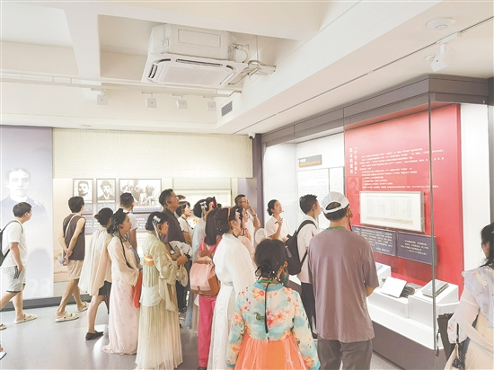 慕名到梁?jiǎn)⒊示蛹o(jì)念館參觀的游客絡(luò)繹不絕。