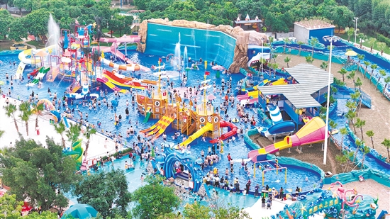 江海區(qū)長(zhǎng)廊生態(tài)園水上樂(lè)園游客眾多，“熱度”十足。景區(qū)供圖