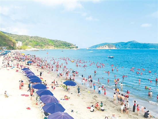 夏日炎炎，不少游客來(lái)到臺(tái)山市川島鎮(zhèn)川山群島沖浪消暑。川島鎮(zhèn)供圖