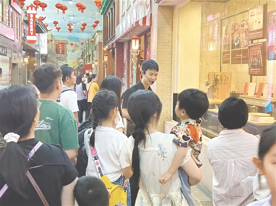 中國(guó)僑都華僑華人博物館吸引眾多市民游客前來(lái)參觀。