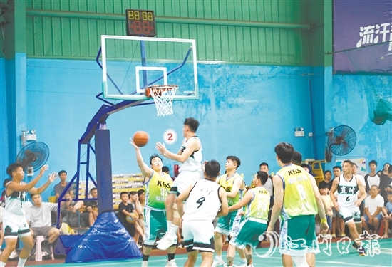 賽場上，球員們揮灑汗水、奮力拼搏。