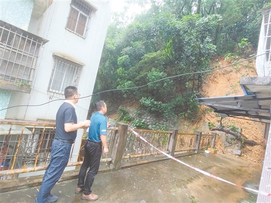 災(zāi)害發(fā)生后，市、縣兩級(jí)應(yīng)急管理及相關(guān)部門成立調(diào)查組開展應(yīng)急調(diào)查，使用無人機(jī)等設(shè)備對(duì)現(xiàn)場(chǎng)山體、房屋等情況進(jìn)行勘探。