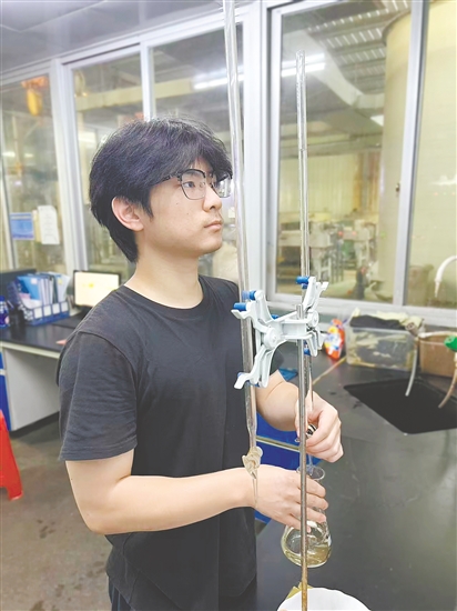 向濤在實(shí)驗(yàn)室，使用滴定法測(cè)試溶液酸堿度。