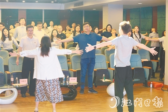 馮曉青邀請(qǐng)學(xué)員一起做解壓操。