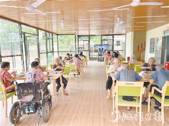 長者飯?zhí)檬邱R岡鎮(zhèn)綜合養(yǎng)老服務中心最熱鬧的地方。每到中午，飯香飄滿整個大廳。