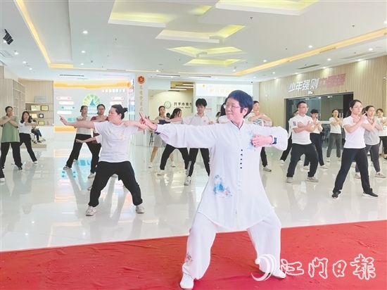 八段錦、健身操、瑜伽等健身課程成為青年的“新寵”。