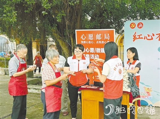 群眾到“心愿郵局”投遞“心愿卡”。