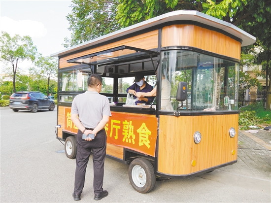 私房菜餐館購(gòu)置外賣車銷售熟食。