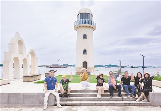 燈塔公園位于崖門鎮(zhèn)崖南墟舊碼頭，經(jīng)典的燈塔與海闊天空構(gòu)成美麗的畫卷，吸引著眾多游客前來(lái)打卡。