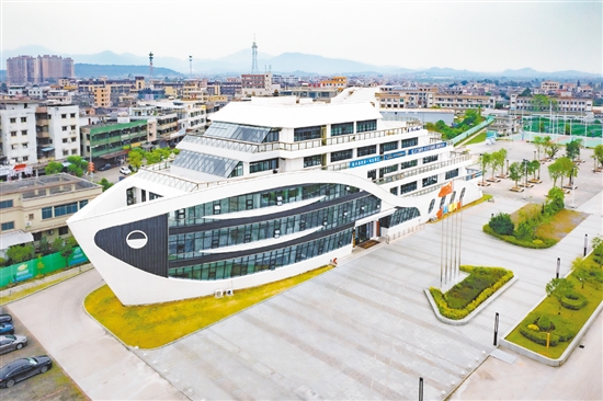 崖門壹號(hào)客廳由青少年活動(dòng)中心升級(jí)改造而成，因外形酷似揚(yáng)帆出海的游艇而成為崖門鎮(zhèn)新的地標(biāo)建筑。