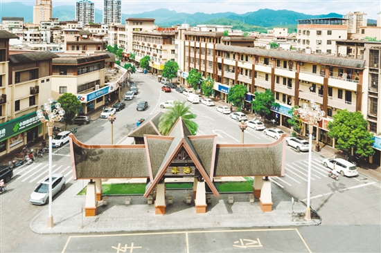 崖門文化綜合街區(qū)主干道注入東南亞風(fēng)情和蔡李佛文化元素，沿街建筑外立面和人行道升級(jí)改造，店面、路燈風(fēng)格統(tǒng)一。