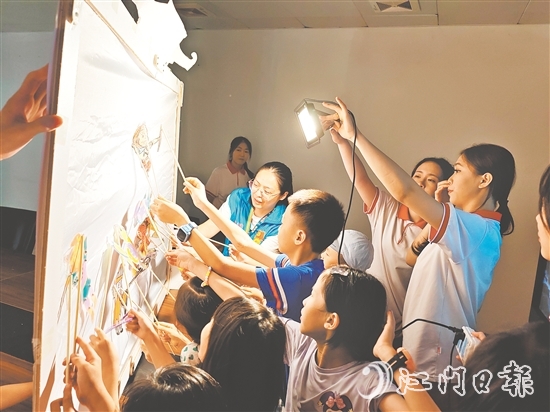 在白沙街道花園社區(qū)舉辦的皮影戲主題非遺體驗(yàn)營(yíng)，孩子們通過(guò)動(dòng)手體驗(yàn)感受傳統(tǒng)文化魅力。
