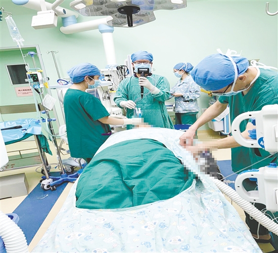 醫(yī)生為患者施行手術。