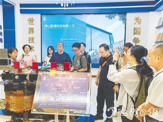 媒體記者、專家學(xué)者深入企業(yè)采訪調(diào)研，感受開平科技企業(yè)的魅力。